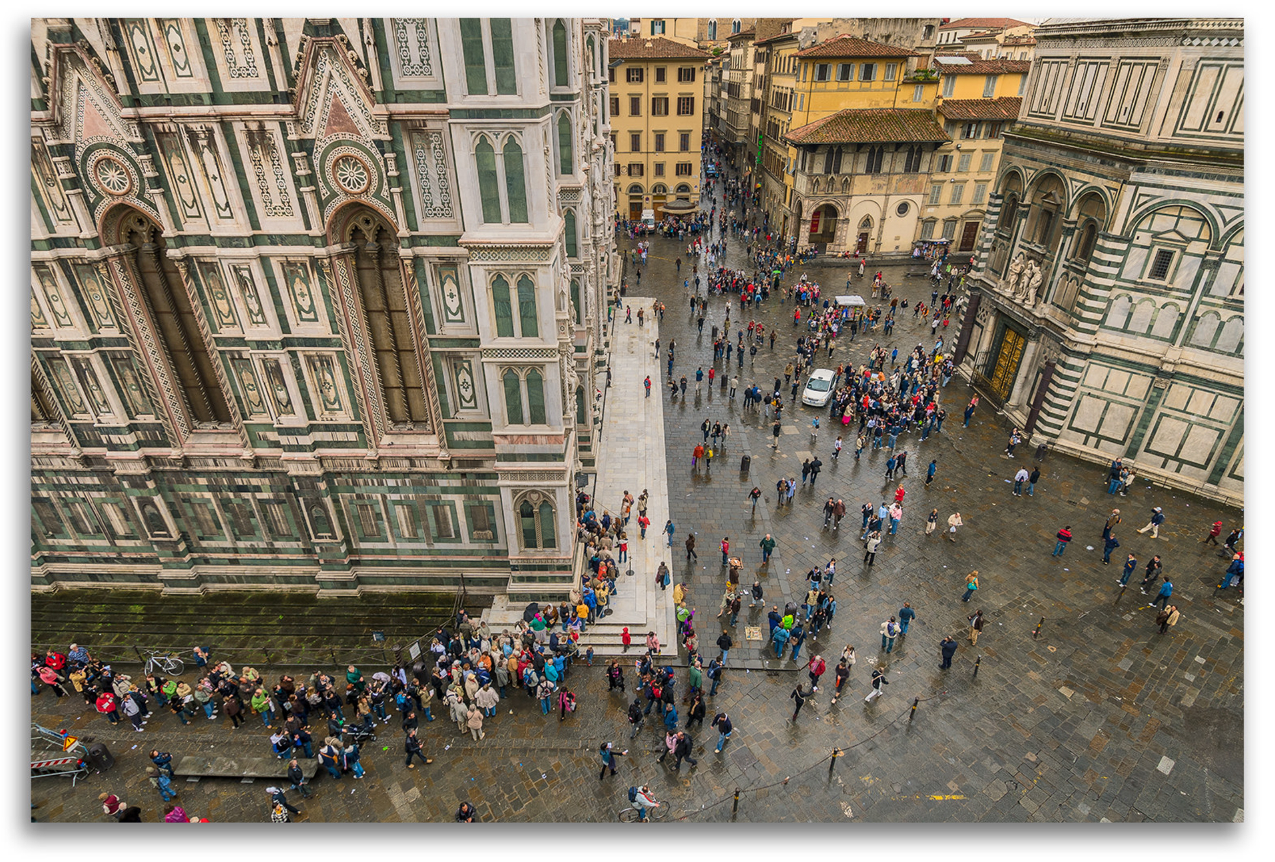Menigte in Florence bij Duomo en doopkapel