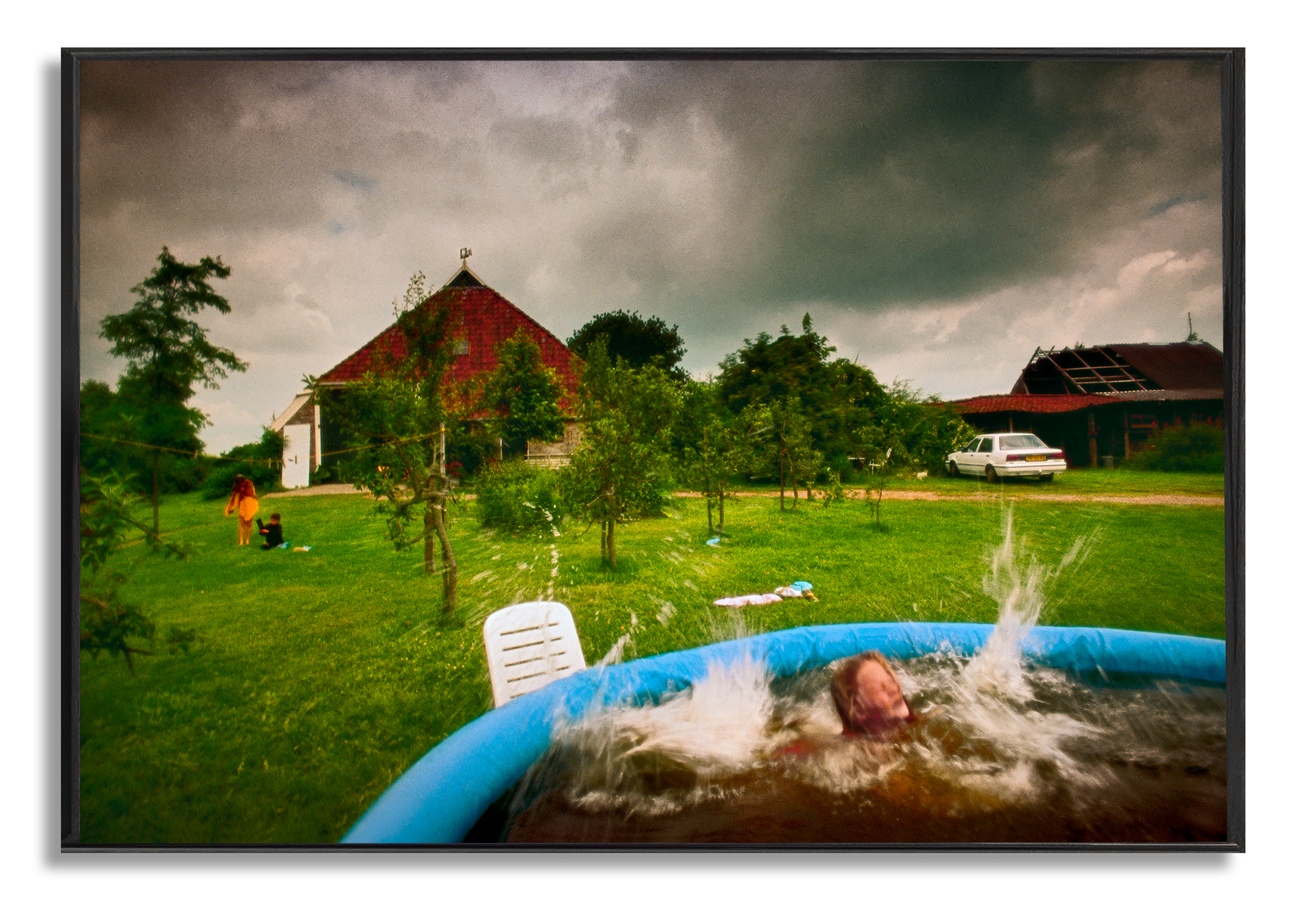 Gijske springt in zwembad