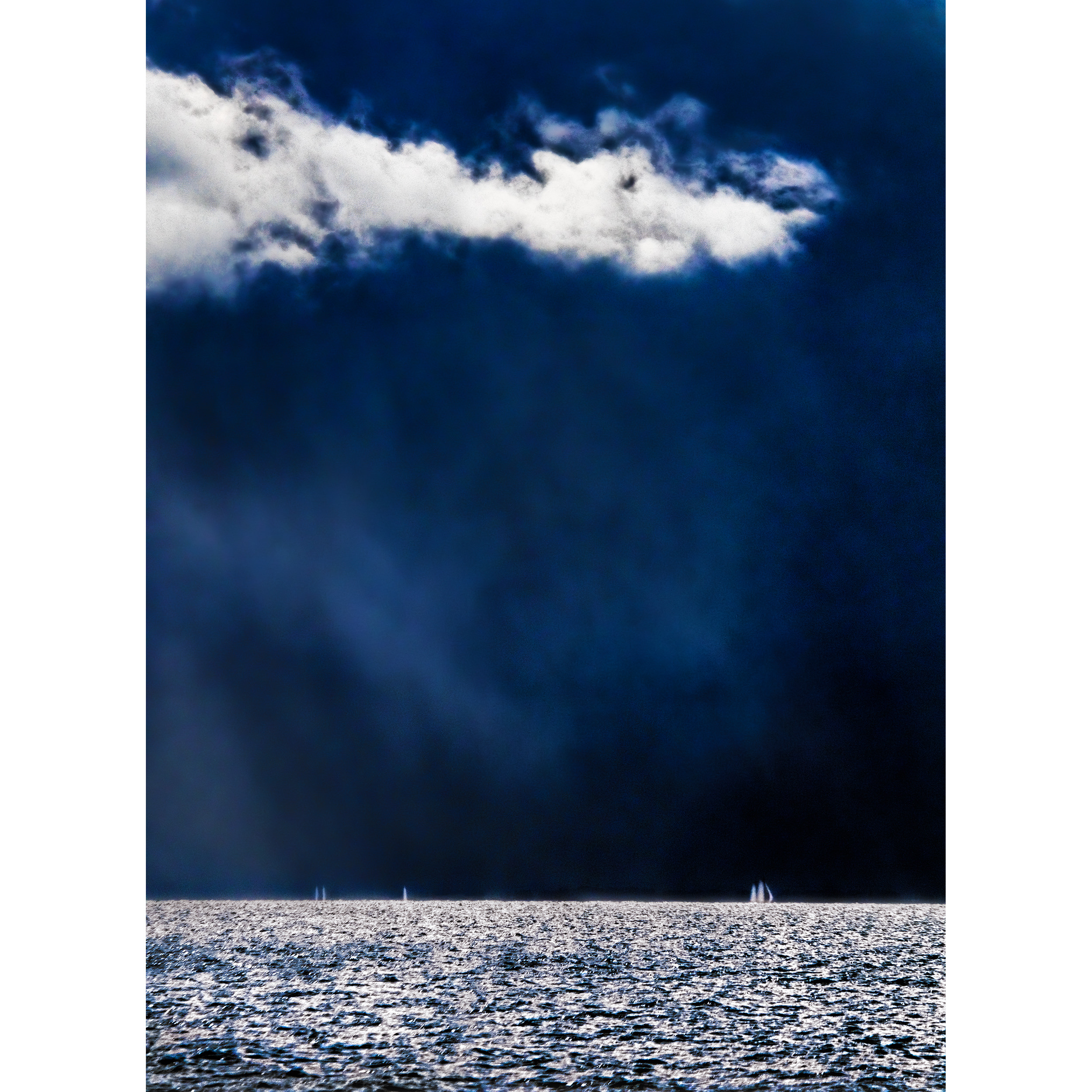 Zeilboot in storm, IJsselmeer